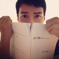 略带伤感气质的男生头像