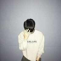 略带伤感气质的男生头像