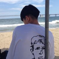 略带伤感气质的男生头像