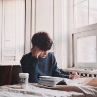 略带伤感气质的男生头像