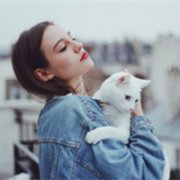 抱宠物的气质女生头像 qq头像女生和宠物