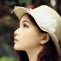 戴帽子的女生侧脸头像