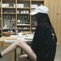 戴帽子的女生侧脸头像