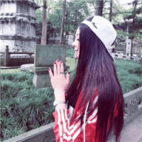 戴帽子的女生侧脸头像
