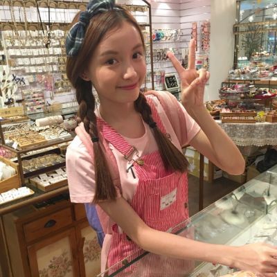 双麻花辫女生微信头像