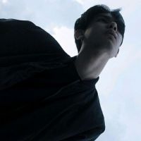 黑白伤感男生头像