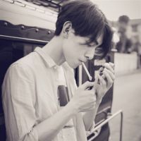 黑白伤感男生头像
