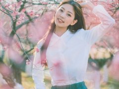 花从中美女图片_桃花林中的美女