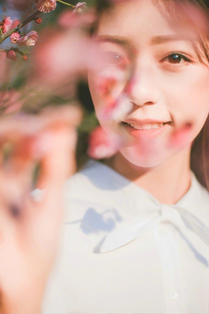 花从中美女图片