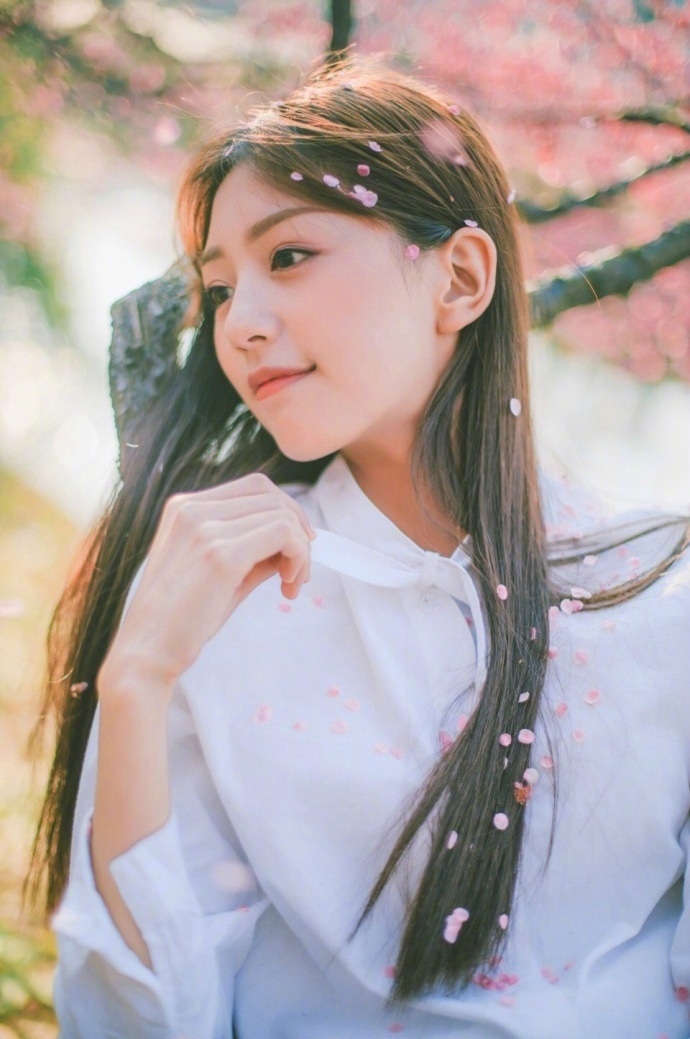 花从中美女图片