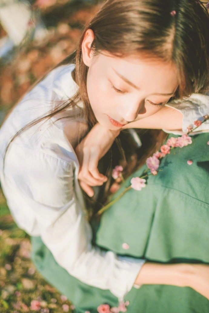 花从中美女图片