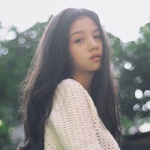 长发飘逸女生头像