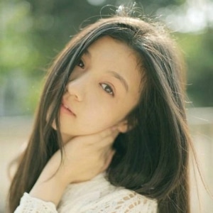 长发飘逸女生头像