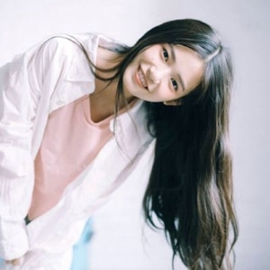 长发飘逸女生头像
