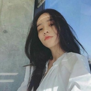 长发飘逸女生头像