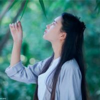 长发飘逸女生头像