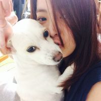 女生抱着宠物的qq头像