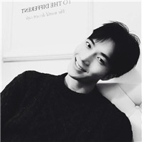 面带微笑的男生qq头像