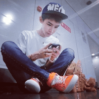 个性戴帽子男生头像