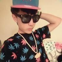 个性戴帽子男生头像