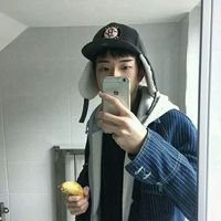 个性戴帽子男生头像