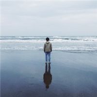 忧郁的男生背影头像