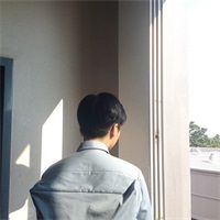 忧郁的男生背影头像