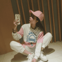 戴红色帽子女生头像