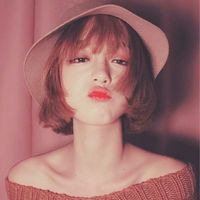 戴红色帽子女生头像