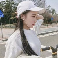 戴鸭舌帽子的女生头像