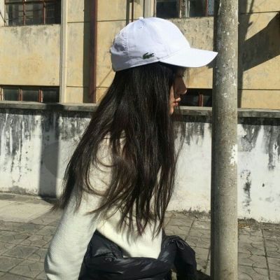 戴鸭舌帽子的女生头像