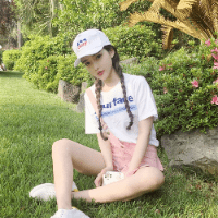戴鸭舌帽子的女生头像