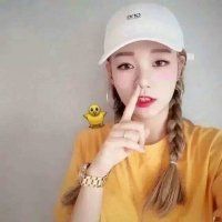 戴鸭舌帽子的女生头像