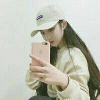 戴鸭舌帽子的女生头像