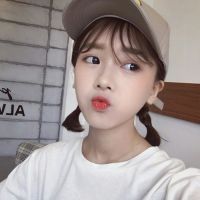 戴鸭舌帽子的女生头像