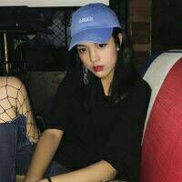 戴鸭舌帽子的女生头像