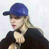 戴鸭舌帽子的女生头像