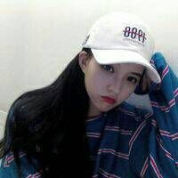戴鸭舌帽子的女生头像