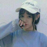 戴鸭舌帽子的女生头像