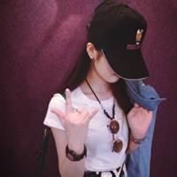 戴鸭舌帽子的女生头像