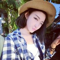 戴遮阳帽子的女生头像