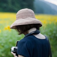 戴遮阳帽子的女生头像