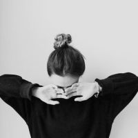 伤感落寞黑白女生qq头像