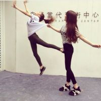 时尚姐妹花个性带字头像