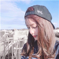 反扣戴帽子女生头像
