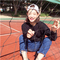 反扣戴帽子女生头像