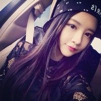 反扣戴帽子女生头像