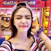 反扣戴帽子女生头像