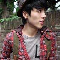 格子衣男生帅气头像