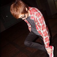 格子衣男生帅气头像